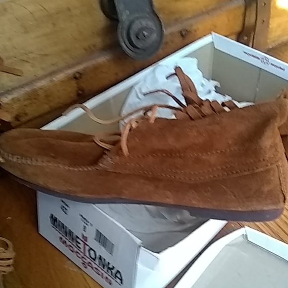 Minnetonka low lace up moccasin boots - Picture 2 of 6